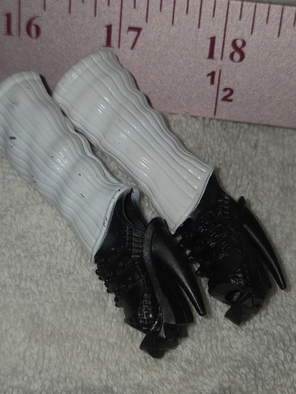 Mattel Monster High Ghoul Sport Clawdeen White Ribbed Boots Doll